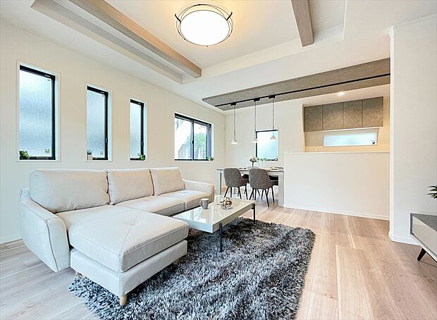 【【施工例写真／リビング】】お客様のマイホーム実現のため、よきサポーターとしてお客様の住まい方（ライフスタイル）にフィットしたプランづくりをお手伝いいたします。
※画像にはオプション商品を含みます。