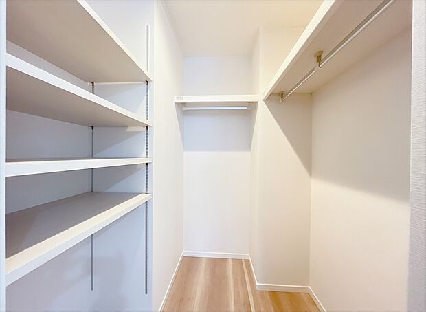 【【施工例写真／WIC】】衣類のほかにも季節家電、スーツケースなど嵩張る荷物の収納にも便利な枕棚付きのWIC。
※画像にはオプション商品も含まれております。