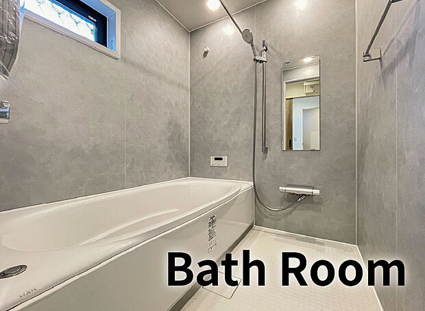 【Bath room(LIXIL システムバス)】保温性能の高いサーモバス、冬でも床がひんやりしないサーモフロアなど機能性に優れたシステムバスです。
※カラーが異なります。