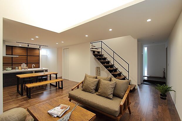 落ち着いた雰囲気の空間に黒アイアン手摺の階段が映えます。