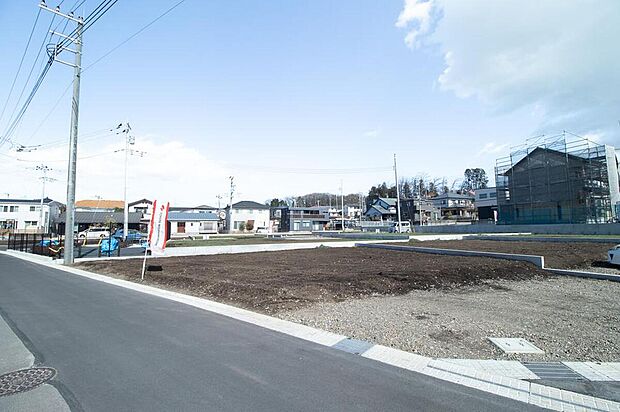 高低差の少ない区画で外構計画もしやすいです。都市ガスやその他のライフラインも揃っています。現地を見ながら家づくりの費用などもご説明いたします。