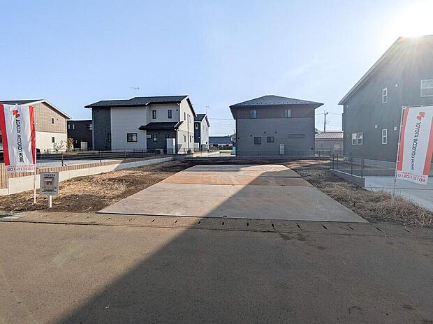 No.6／北側の接道は、２ｍの歩道があるので、お子様の道路への飛び出しを防ぎやすく、安心です。