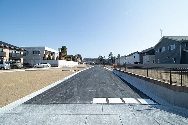分譲地内は新設の6m幅道路で、車のすれ違いや駐車の際の切り替えしもしやすく、ゆとりがあります。