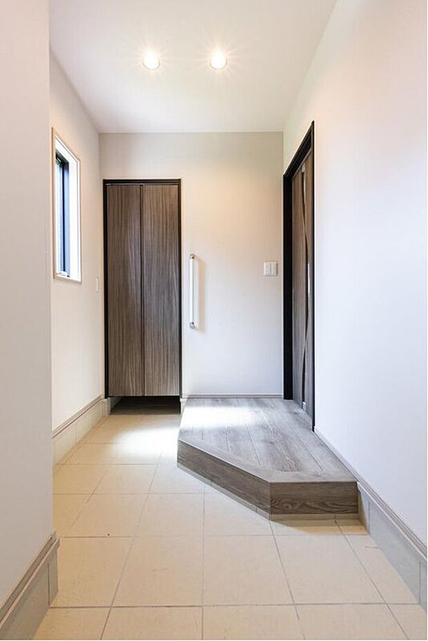 【収納】玄関収納は土間続きなので、外で使うベビーカーやゴルフバッグなどの収納にも便利。ラックも付いているので、靴以外にもガーデニング用品やアウトドアギアもしまいやすいです。