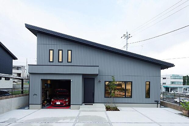 【建物プラン例（外観写真）】建築実例２／ガレージハウス
109.17m2（32.96坪）　1LDK
休日を謳歌するためのガレージハウス。