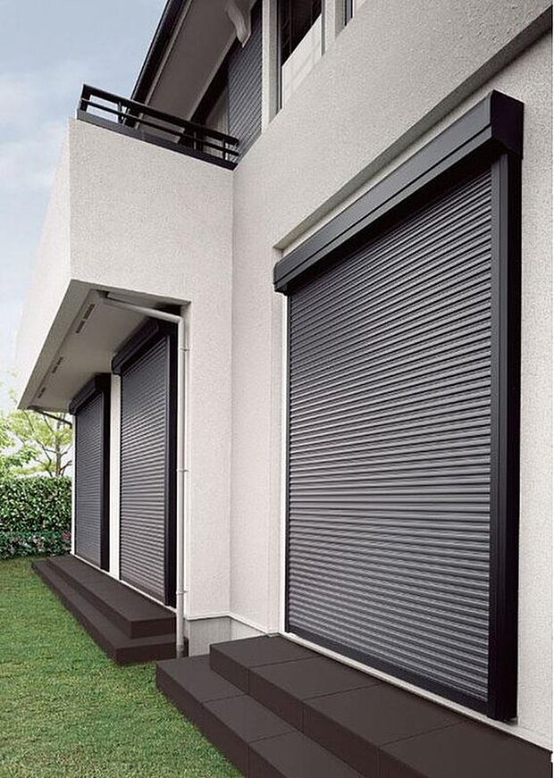 【電動シャッター】1階掃き出し窓には電動シャッターを設置。防犯性を高めるロック機能を搭載。また、室内の壁スイッチにより窓を開けずに開閉することが出来るため、エアコンの効いた室内の空気を外に逃がすことがありません。