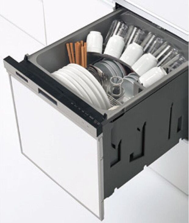 【ビルトイン食器洗い乾燥機】家族が多いと大変な食事後の食器洗いを肩代わり。 時間を節約することが出来ます。ビルトイン式のため、キッチンカウンター上はすっきり!