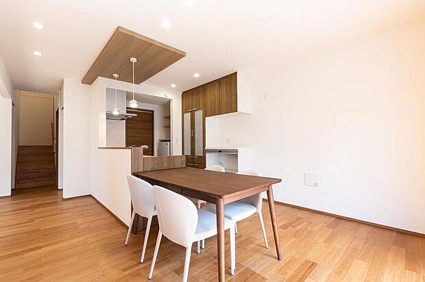 【キッチン】キッチンとダイニングが横並びなので配膳しやすいです。お子様の宿題を見ながらお料理もしやすい配置。