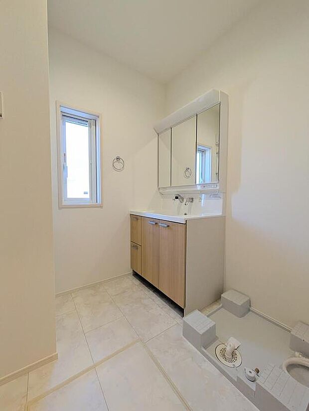 【洗面台・洗面所】No.49-11/洗面室内には造り付けの収納棚もあり、タオルやストック品などをすっきりと収納できます。