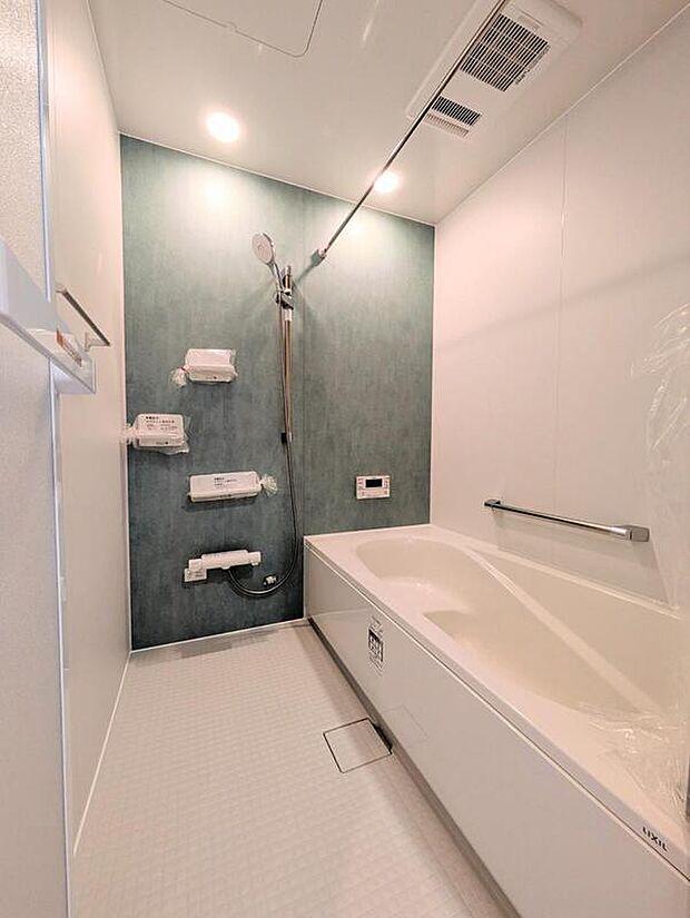 【浴室】No49-11/お手入れのしやすいユニットバスです。浴槽の中に腰かけ部分が付いている節水タイプで、お子様との入浴も安心です。