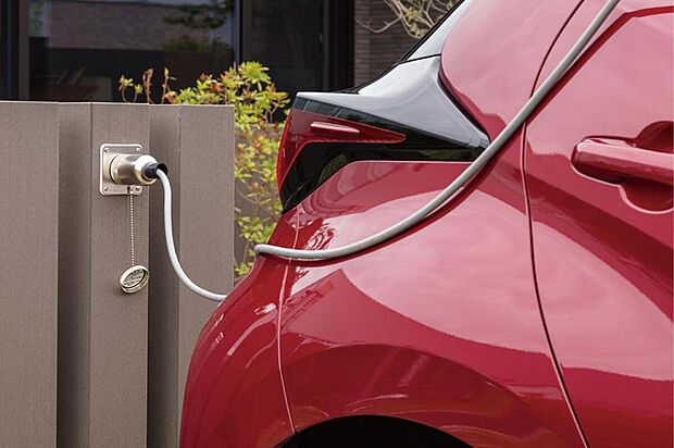 【クルマde給電】「クルマde 給電」は、クルマ※を住まいとつなぎ電源として利用する非常時給電システム。
※「クルマde 給電」はトヨタホームの登録商標です。
※AC100V・1500W/非常時給電システム付コンセントを搭載した自動車。AC100V/1500Wコンセントまたはヴィークルパワーコネクターをお使いいただく際は、事前に各車両(トヨタ自動車)の取扱説明書をご確認ください。