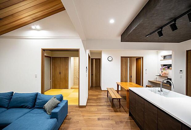 【建物プラン例（内観写真）】建築実例(2)／大空間のリビング、伸び伸びとゆとりある子育てをテーマにした住まいは、家族がどこにいても気配を感じ、コミュニケーションを育みます。