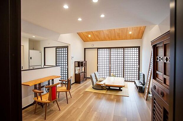 【古家具を使った古民家スタイルの平屋】年を重ねても「楽に」「楽しく」暮らせるように設計。古家具をインテリアの主役に据えて、趣あるインテリアに。