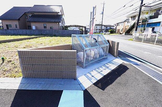 分譲地内にはゴミステーションが新設されております。ネットではなくBOXが設置されているので鳥害もうけにくく清潔に保つことができます。