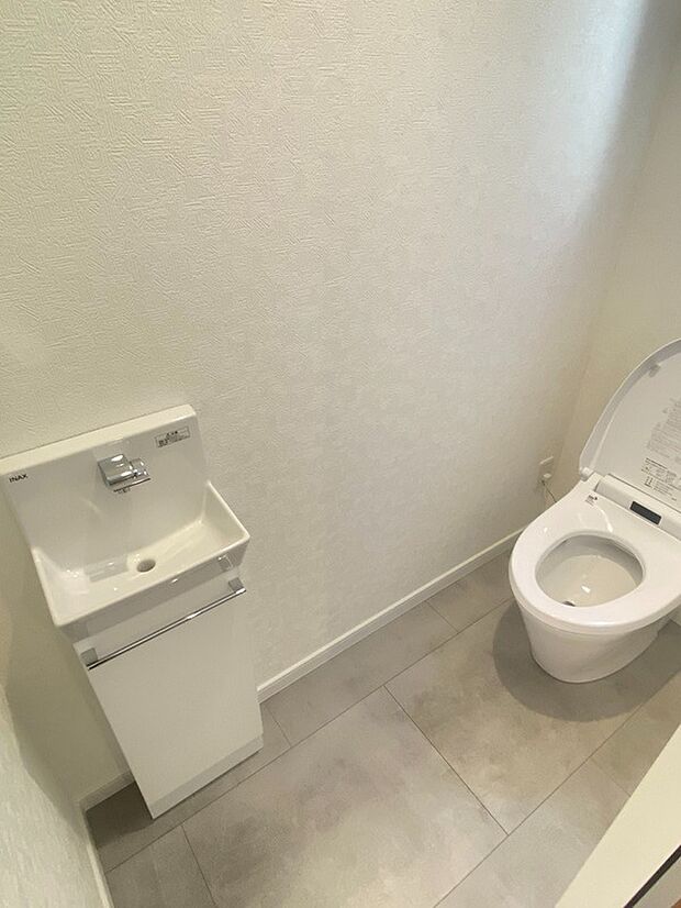 【トイレ写真(1)(施工例)】トイレは一か所タンクレストイレが標準となっております。