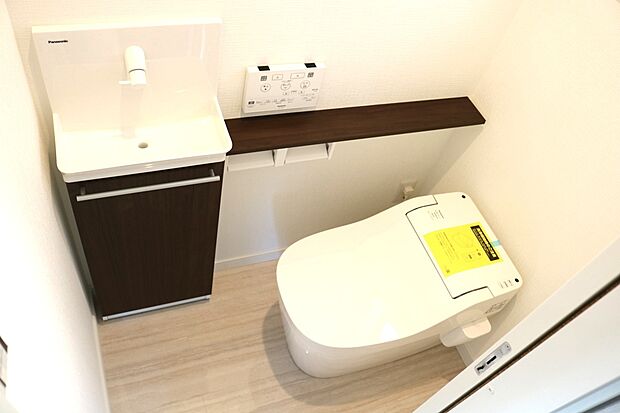 【タンクレストイレ（同一仕様）】1、2階ウォシュレット機能が付いおります。一か所はタンクレストイレが標準となっております♪