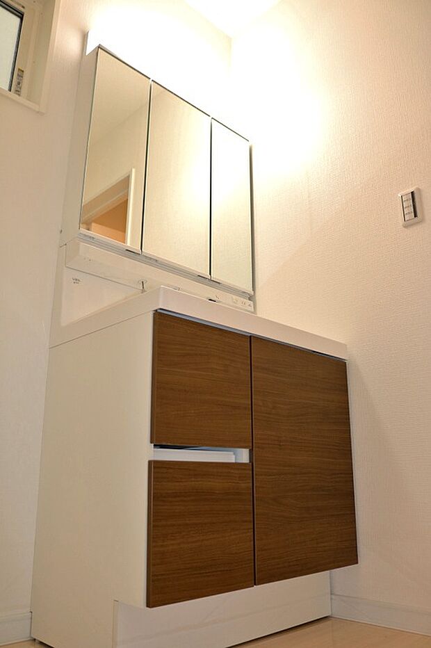 【洗面台（同一仕様）】朝の忙しい時間に重宝するシャンプードレッサー機能がついています♪