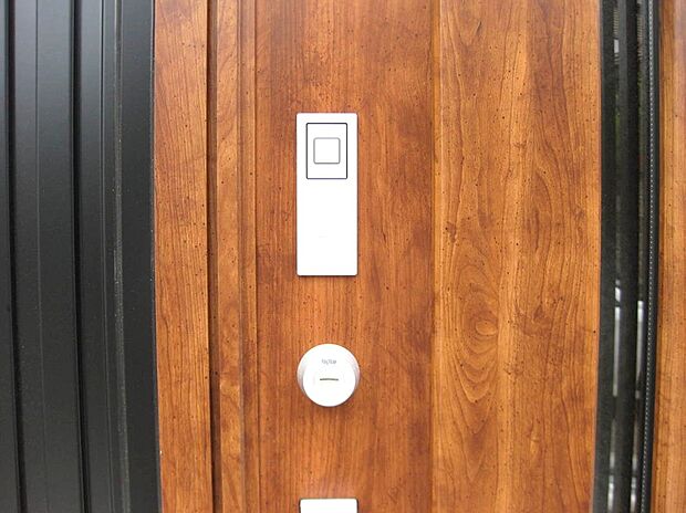 【ピタットキー（同一仕様）】両手に荷物を持っていても鍵が開けられるためとっても便利です！