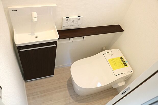 【トイレ (同一仕様)】トイレ1か所はタンクレストイレを標準装備!手洗いカウンター付き!