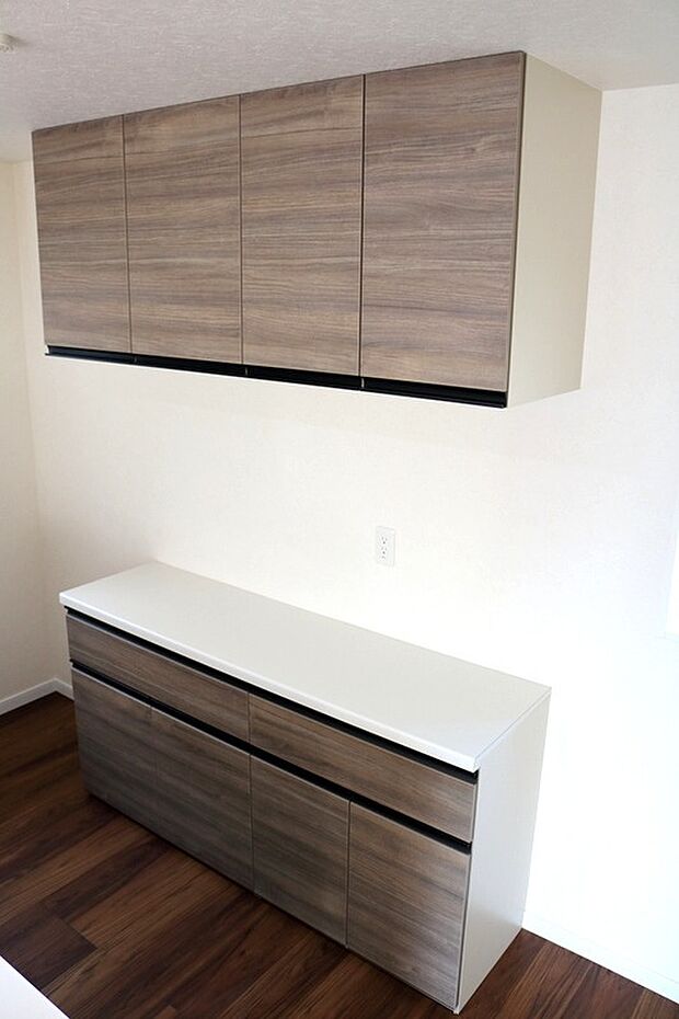 【カップボード（食器棚）（同一仕様）】標準で上下についております♪