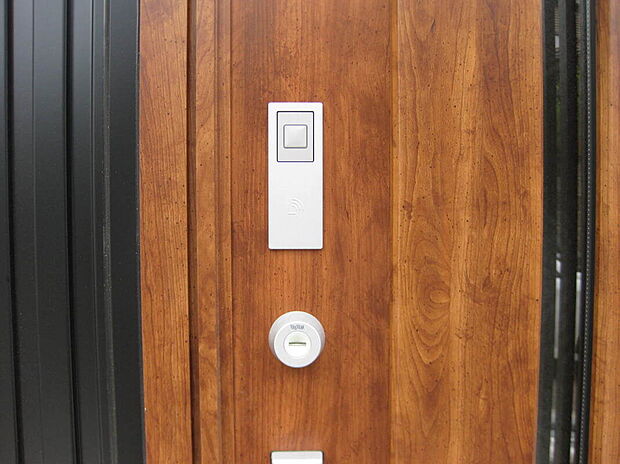 【ピタットキー（同一仕様）】両手に荷物を持っていても鍵が開けられるためとっても便利です！