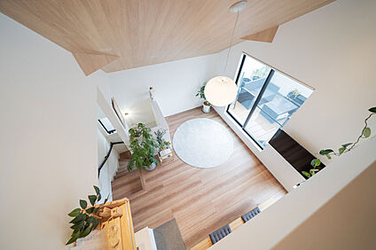 高天井からのリビング