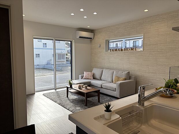 【5号地リビング】
開放感のある空間を感じられるLDKが印象的な間取りです。温かい光が差し込むお部屋は自然と家族が集まる空間になります。