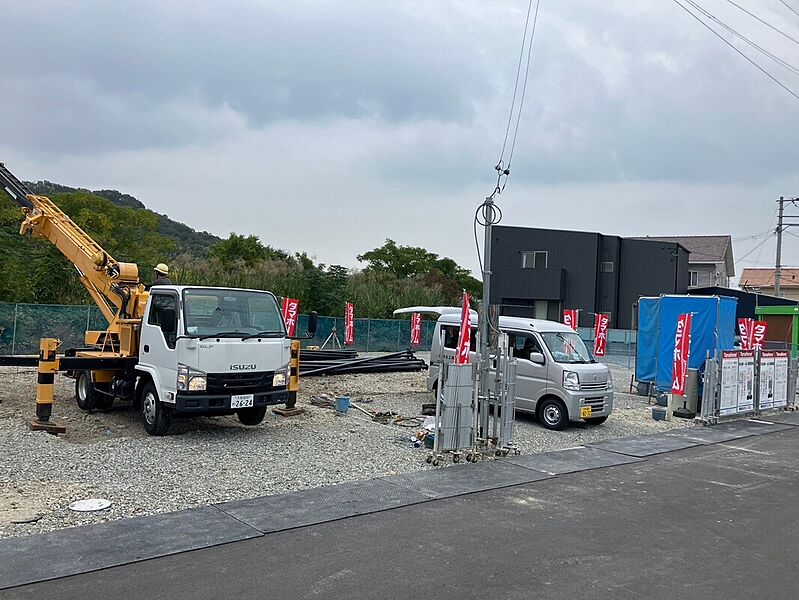 分譲地内に空が大きく広がり、開放感を感じられる環境です。前面道路もゆとりのある広さのため、お車の出し入れも比較的スムーズに行うことができそうです。