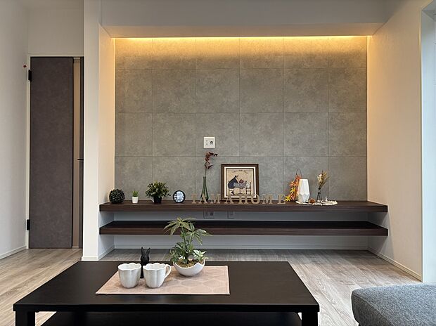 【4号地リビング】
高級感溢れるデコウォール。窓からしっかり光を取り込み、夜は照明でオシャレに。