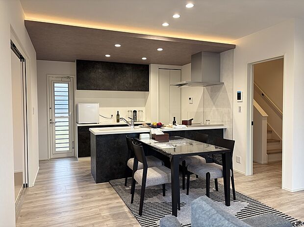 【4号地ダイニング】
明るいリビングダイニング。隣接する和室を合わせると23帖の大空間に。ご家族揃ってゆったりと団欒の時を過ごせます。