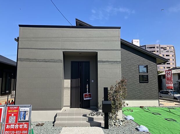 スタイリッシュな片流れ屋根が都会的なデザイン。LDKの開口部は南向きなので、暖かな陽射しがたっぷり降り注ぐ明るいリビングを実現。家族団らんの寛ぎの時間を過ごせます。