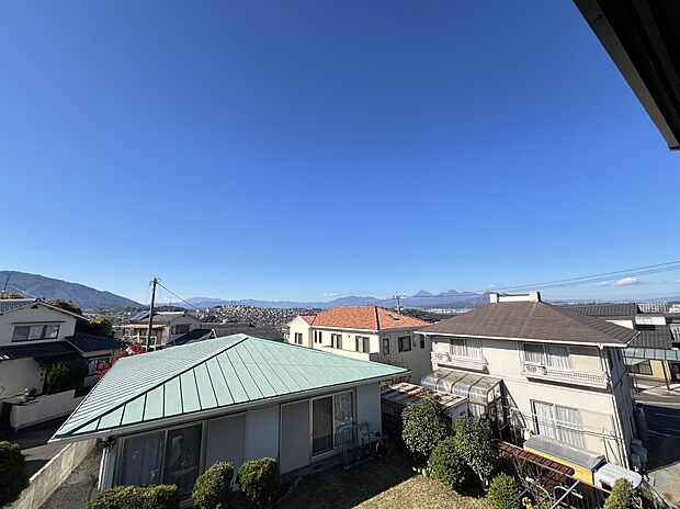 <1号地>
2階の6帖のお部屋からの景色は空がきれいです。朝が気持ちよく迎えられそうです。