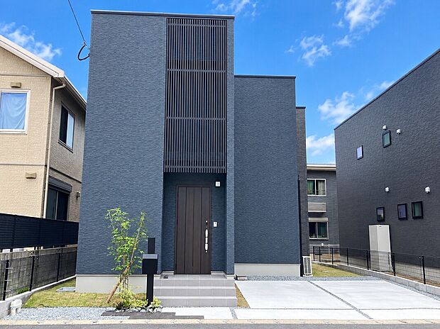 【1号地外観】
LDKは広々19.5帖♪家族でゆったりとお寛ぎいただけます。スムーズな生活動線をプランニングした回遊動線は、毎日の暮らしを快適にサポートしてくれます。