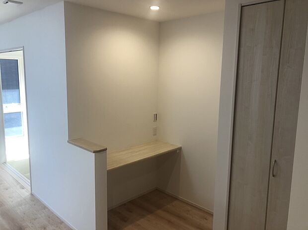 【ワークスぺース】キッチンから見えるワークスペースはお子様が勉強するのに最適！