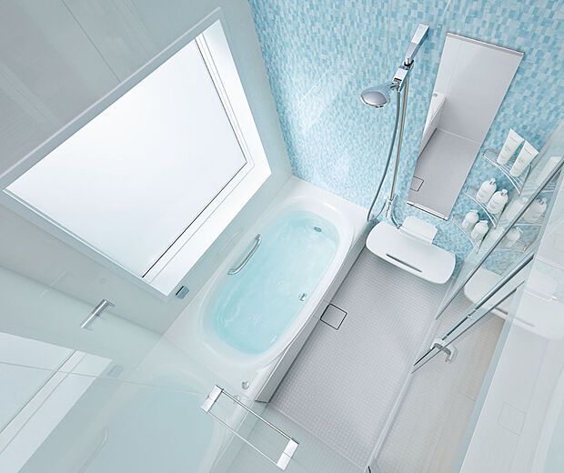 【快適なバスタイムを演出するバスルーム】冷たさを感じさせないサーモフロアや、うず流で排水口をキレイに保つくるりんポイ、省エネに役立つ保温性能付き浴槽や換気暖房乾燥機も備え、心地よいバスタイムを過ごせます(同仕様)