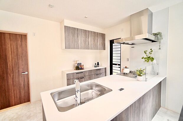 【完成予想内観 LDK】完成予想図
■お手入れ楽々人造大理石トップ採用
■扉がゆっくり閉まるソフトモーションレール使用
■お子様と一緒に料理もできるゆとりの空間