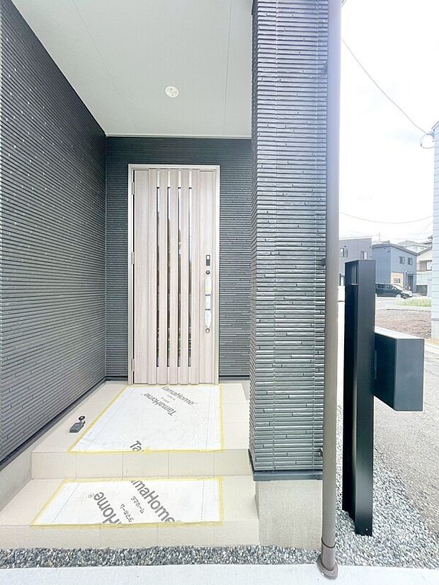 【タッチキー】荷物で手がふさがっていても指一本で開錠できる「タッチキー」搭載。天井まである大容量シューズボックスで、家族全員の靴をスッキリ収納し、美しくお出迎えします。