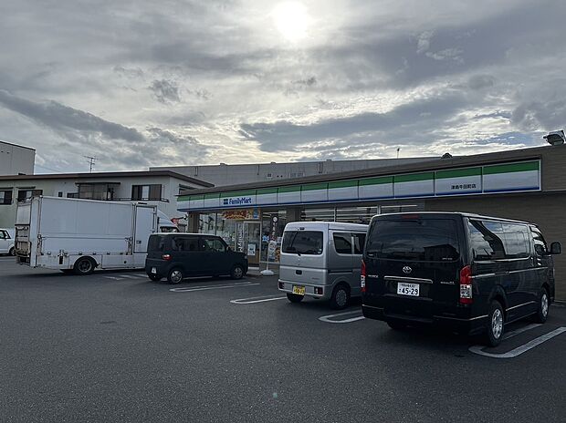 コンビニ ファミリーマート(約500m)