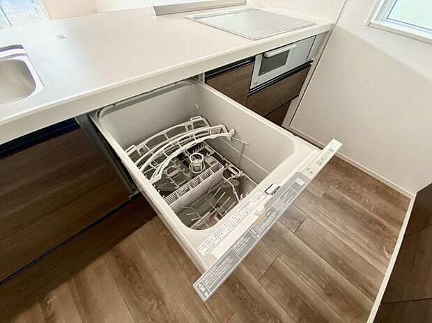 【食器洗浄乾燥機】【家事ラクの定番!食器洗浄乾燥機♪】
衛生面だけではなく省エネ効果も高い食器洗浄乾燥機はもはや必需品!食後は家族団らんを楽しんだり、テレビや読書をしたり、ゆっくり過ごせます。