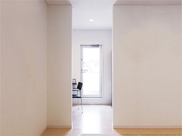 【天井高2.5m】天井高2.5mのゆとりある空間。天井高2.5mの高さを確保することで、より開放的でゆったりとした広がりのある空間を作り出します