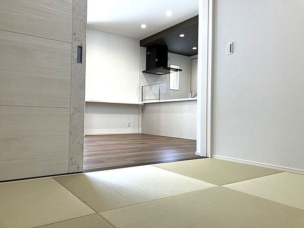 【1号地】16帖以上のＬＤＫと4.5帖の和室は隣接しており、２枚引込戸をあけておくと、開放的です♪キッチン横には、洗面室＆浴室があり、家事の負担減を考えた水回りの配置、動線になっています♪