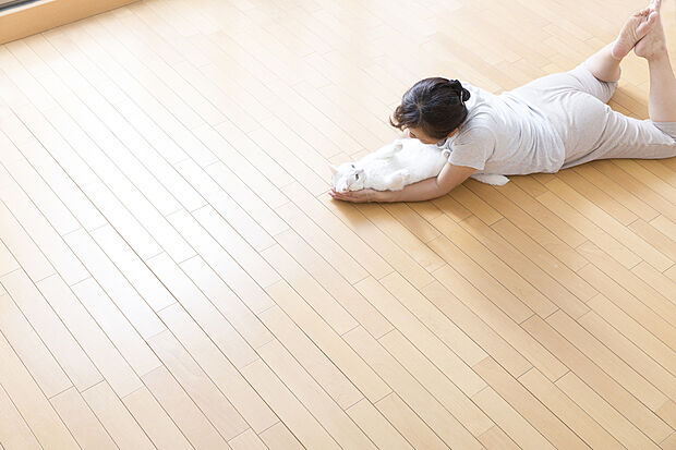 【床暖房】寒い冬にはもってこいの床暖房。ガスなので温まるのが早く、寒い日でも冷えやすい足元からしっかり温めてくれます。