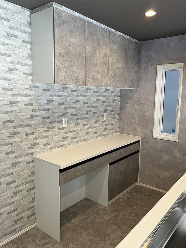 【【1号棟】カップボード♪】備え付けのカップボードの為、地震で倒れてくる心配はないので安心です!