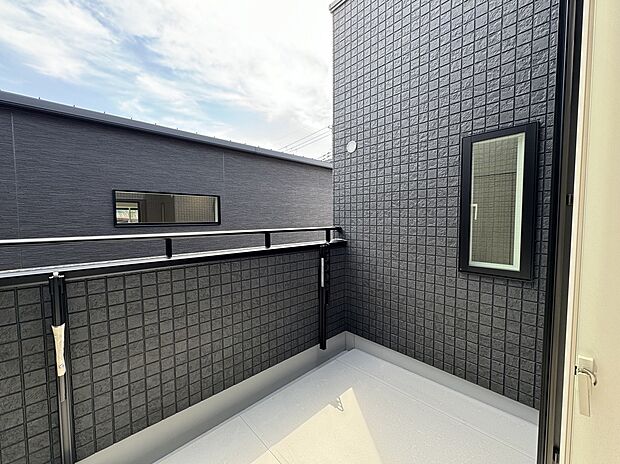 【バルコニー】スペースの余裕のある広々としたバルコニーです♪プライバシーに配慮した物干しで、毎日の洗濯物も人目を気にせず干せます。