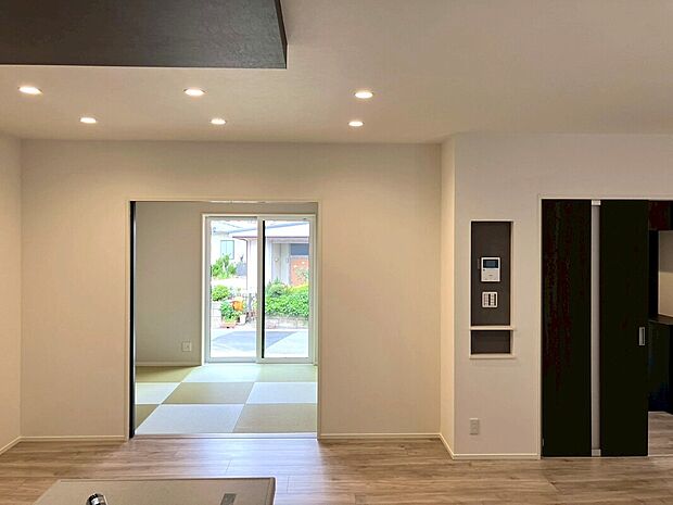 【2号地】16帖以上のLDKに、4.5帖の和室が隣接しており、開放的で広々としています。ご友人やご両親が来ても安心ですね。陽当たりも考慮した間取りにしていますので、ぜひ一度ご体感ください。