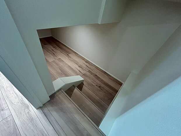 【階段下には広々とした半地下収納付き!】スキップフロア下の大容量の基礎内収納は、日用品は勿論、季節物の家電や地震などの災害非常時用の備蓄品をストックするなど、色々な活用方法がありとても便利です。