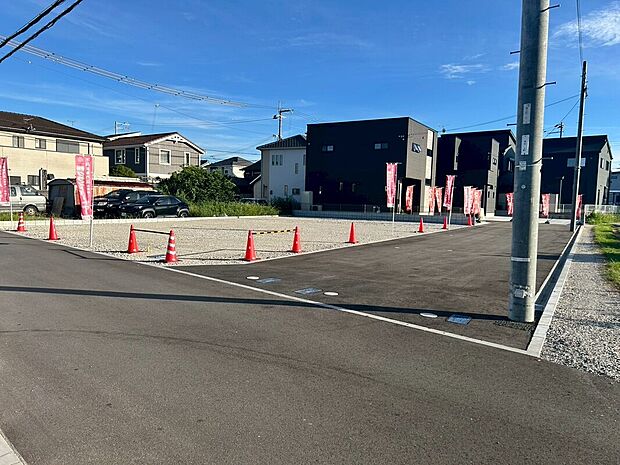 【現地写真】分譲地内に空が大きく広がり、開放感を感じられる環境です。前面道路もゆとりのある広さのため、お車の出し入れも比較的スムーズに行うことができそうです。