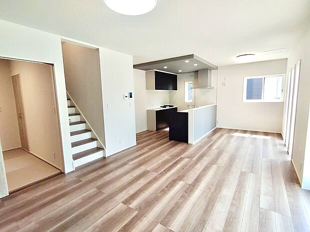 【【リビングダイニング】】18帖超の広々としたLDKは家族が集まるコミュニケーションの場に。長方形のリビングは家具レイアウトがしやすくスッキリとした印象になります。