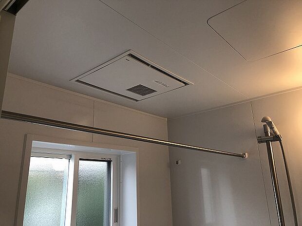 【浴室暖房乾燥機】浴室暖房乾燥機の完備で梅雨や冬の洗濯物が乾きにくい時期も、共働きで外に干しにくいご家庭にも安心便利。