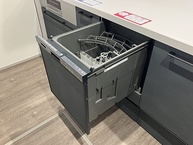 【食器洗浄器】衛生面だけでなく省エネ効果も高い食器洗浄乾燥機。手洗いでは落ちない汚れもキレイに。家事の時間短縮ができるもはや必需品です！